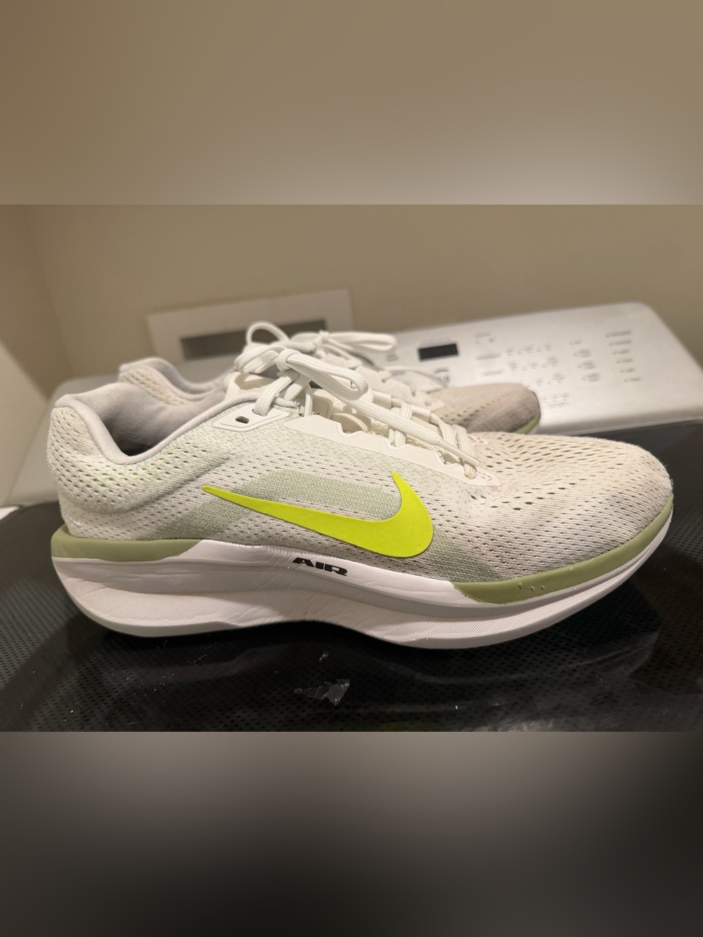 Nike Air Zoom Vomero 18 Women’s Size 10.5 White/Volt Running Shoes